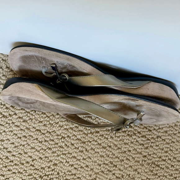 Women's Vionic Metallic Pewter Flip Flop Sandals Size 9.5 - Picture 6 of 7